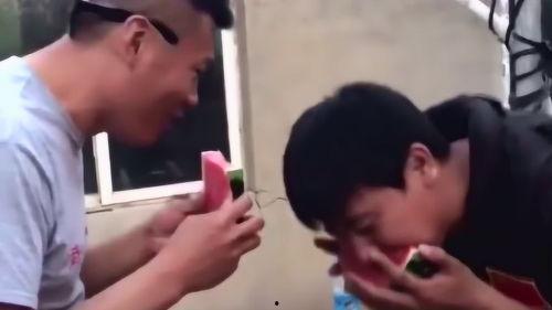 小哥哥吃瓜图片,小哥哥吃瓜瞬间，萌态十足引网友热议