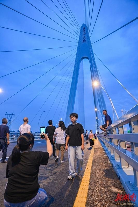 海湾大桥网红打卡路标,见证城市风采的时尚地标